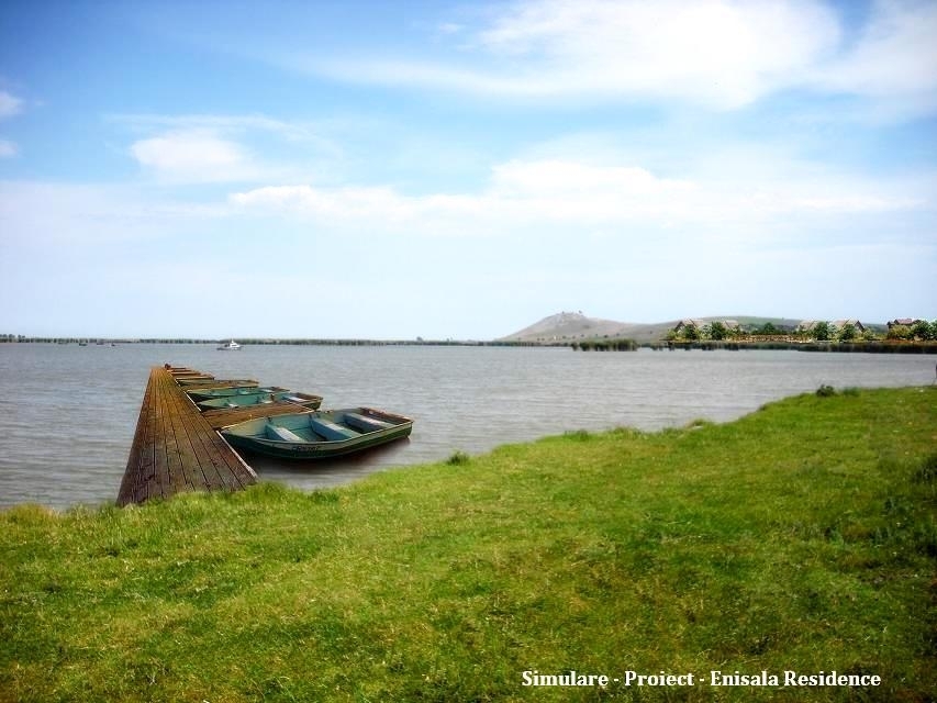 Enisala-teren cu deschidere la lac
